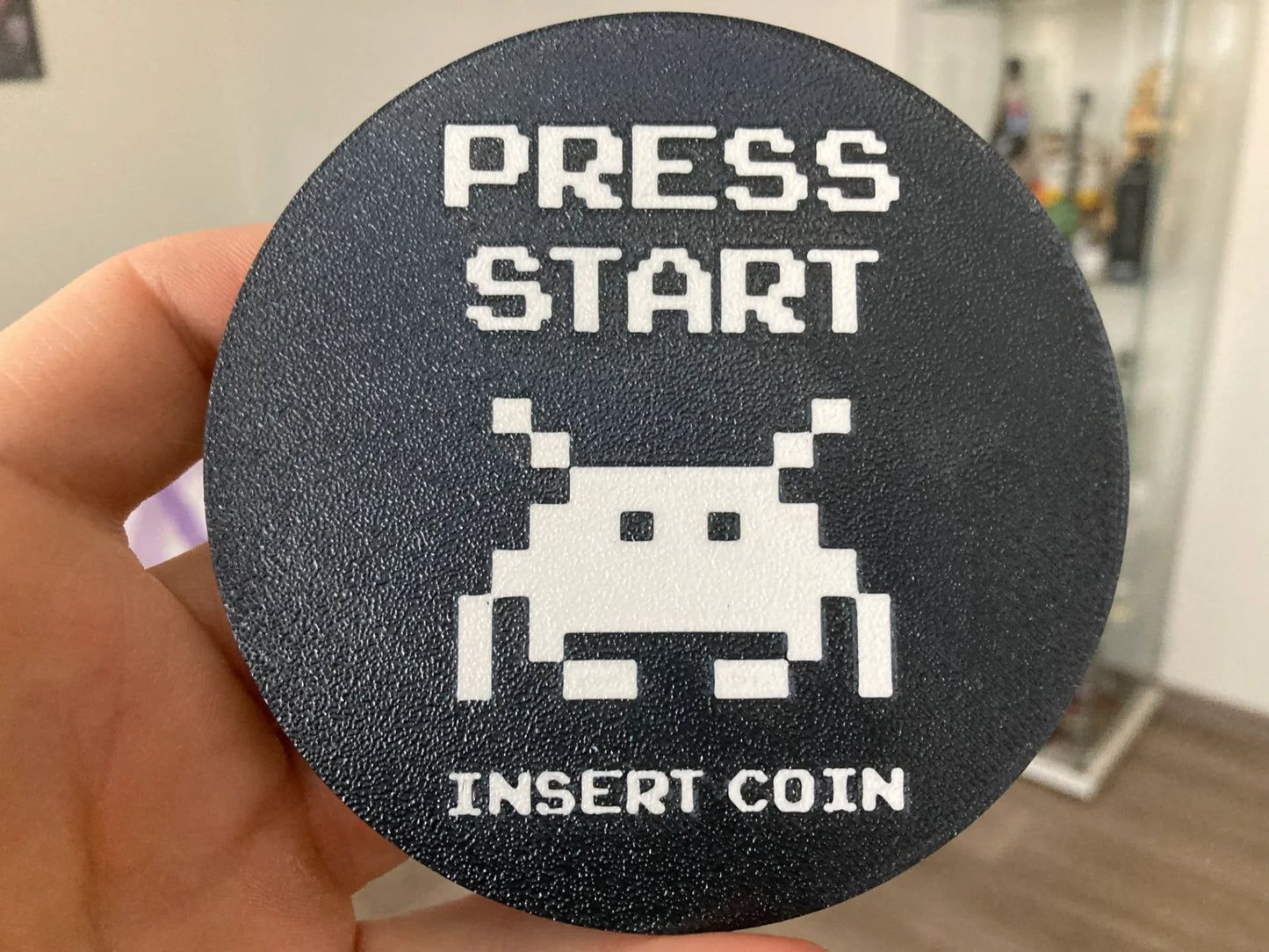 Press Start PLA 3D Baskı Bardak Altlığı – Retro Arcade “Insert Coin” Tasarımı