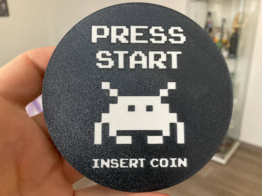Press Start PLA 3D Baskı Bardak Altlığı – Retro Arcade “Insert Coin” Tasarımı